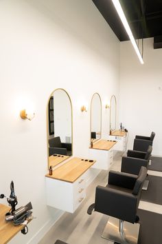 Custom Handmade Bespoke Salon Styling Station - Etsy Brasil Double Sided Hair Stations, Hairstylist Station Decor, Floating Salon Stations, Salon Set Up, Salon Station Ideas Small Spaces, Hair Station Ideas, Hair Salon Suite Decor Small Spaces, Salon Station Decor, Hair Salon Mirrors