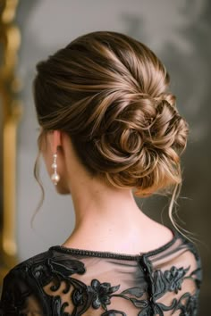 Hairstyle Ideas for Women Over 40 7 Loose Chignon, Long Sleek Hair, Half Up Curls, Updos For Medium Length Hair, Fashion And Beauty Tips, Chic Hairstyles, Sleek Hairstyles, Formal Hairstyles