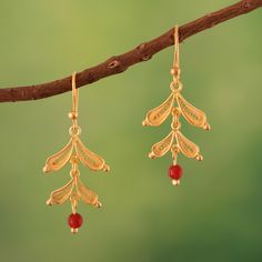 In these enchanting gold-plated leaf dangle earrings, every element is meticulously shaped and perfected, embodying the intricate lace-like beauty that characterizes the renowned filigree technique. Designed by Peru's Alfredo Inga, the lovely earrings feature vibrant carnelian beads that subtly sway in a graceful motion. These exquisite accessories feature a gleaming polish that adds a touch of sophistication and elegance. Filigree Hoop Earrings, Carnelian Beads, Filigree Earrings, Filigree Ring, Lovely Earrings, Silver Filigree, Favorite Rings, Gold Plated Earrings, Jewelry Packaging