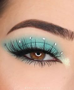 Teal Eye Makeup Looks, Simple Teal Eyeshadow Looks, Teal Blue Eye Makeup, Teal Makeup Ideas, Turquoise Prom Makeup, Teal Eyeshadow Looks For Brown Eyes, Sea Makeup Looks, Summer Eyeshadow Looks Brown Eyes, Teal Prom Makeup