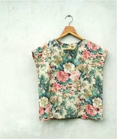 ef05cbb27a0a7323f96fcc4f25a4b768 Vintage Floral Top, Mode Inspiration, Floral Top, Fashion Kids, Passion For Fashion, Flower Power, Batik, Floral Tops, Style Me