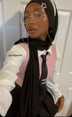 How To Style A Hijab, Feminine Hijabi, Hijab With Accessories, Kawaii Hijab Outfit, Styling Hijab, Muslim Black Women, Hijab Reference, Muslim Makeup, Cute Hijabi Outfits