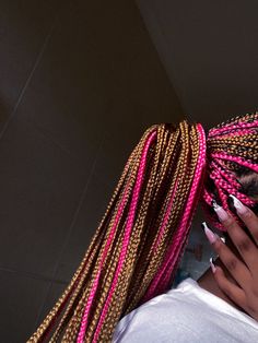 Peekaboo Hair Color Braids With Curls, Peekaboo Color Braids, Color 30 And Pink Braids, Fulani Braids Color Combo, Peekaboo Braids Color Ideas, Hairstyles Peekaboo Braids, Peeks Boo Braids, Noteless Braids Colors, Ginger And Pink Knotless Braids