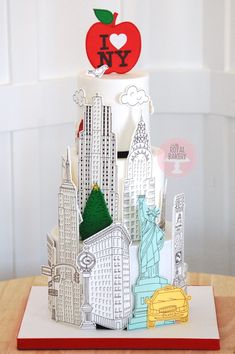 the cake is made to look like it has an apple on top and new york