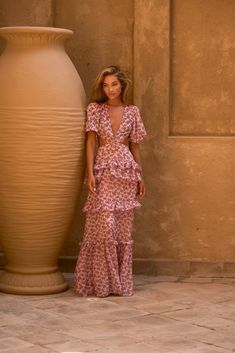 Puerto Rico Wedding Guest Dress, November Wedding Guest Outfit, European Wedding Guest Dress, Pink Maxi Dress Outfit, November Wedding Guest Outfits, Feminine Style Girly, Maxi Dress Outfit Fall, Wedding Fits, Pink Floral Maxi Dress