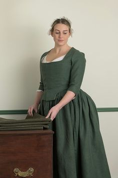 1700s Fashion Women, 1730s Fashion, 1790s Dress, 1780s Fashion, Hunters Moon, Fancy Clothing, 18th Century Gown, Linen Gown, 18th Century Women