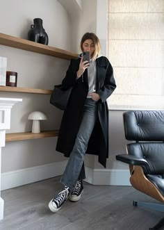 Chucks Outfit Women, Chuck 70 Outfit Woman, Chuck 70 Outfit, Converse Outfit Winter, Gray Hoodie Outfit, All Star Outfit, Hoodie Outfit Casual, Converse Fits, Black Coat Outfit