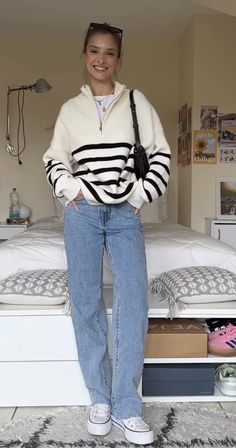 La Winter Outfits Casual, Outfit Inspo Cold Spring, Ivory Converse Outfit, Outfit Ideas Cold Spring, Casual Cold Spring Outfit 2024, Smart Summer Casual Women, Spring Outfits 2024 Cold, Seattle March Outfit, Spring Outfits 2024 School