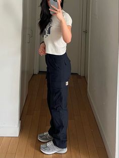 Back Cargo Pants Outfit, Mens Pants On Women Outfit, Cargo Navy Pants Outfit, How To Style Carhartt Pants, Carhartt Woman Outfit, 990s Outfit, Blue Carhartt Pants Outfit, Carhartt Trousers Women Outfit, Navy Cargo Outfit