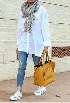 Easy Chic for Spring/Summer with White Shirts - Northern California Style Easy Chic, Mode Casual, Over 50 Womens Fashion, Summer Decorating, 가을 패션, Fashion Over 50, 50 Fashion, White Shirts, Work Casual