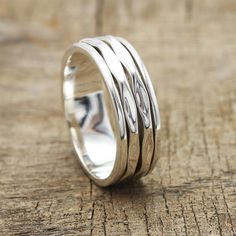 Angst Ring, Meditation Ring, Versprechen Silber Ring, Yoga Ring, Fidget Ring, Angst Ring Spinner, Spinner Ring, ein Sterling Silber Ring für Frauen, Bandring, handgemachte Meditation Ring Designer handgemachte Spinner Ringe. Spinner Ring, Sterling Silber Ring. Dieses vielseitige Stück dient auch als Yoga Ring und Fidget Ring und ist damit das perfekte Accessoire für alle, die Ruhe und ein Gefühl der Ruhe suchen. Hergestellt mit äußerster Präzision und Liebe zum Detail, bietet dieser Angst Ring S Yoga Ring, Meditation Ring, Fidget Rings, Meditation Rings, Silver Spinner Rings, Thumb Ring, Spinner Ring, Jewelry Show, Spinner Rings