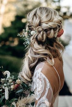 boho chic style hochzeitsfrisuren lange haare geflochten mit blumen im haar weißes kleid mit spitze hochzeit inspiration Bridal Braid Front View, Sideswept Wedding Hair, Boho Wedding Hair Half Up, Casual Wedding Hair, Wedding Hair Side, Winter Wedding Hair, Nashville Bride, Bridal Braids