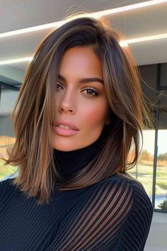 Explore uma variedade de estilos e inspirações com os cortes de cabelo Long Bob.  Desde os looks clássicos e elegantes até os mais modernos e despojados, há uma infinidade de opções para expressar sua personalidade. Inspire-se em cortes com textura, camadas suaves ou franjas despretensiosas para um visual contemporâneo e cheio de atitude.  O Long Bob é a escolha ideal para quem busca praticidade sem abrir mão do estilo. . #cabelos #Penteados #Cortesdecabelos #inspirações #estilos The Long Bob Haircut, Jessica Alba Medium Length Hair, Long Brown Bob Hairstyles, Rachel Leviss Hair, Brown Long Bob Haircut, Long Bob With Long Bangs, Medium Length Haircut 2024 Women, Medium Length Haircut Brown Hair, Long Bob 2024