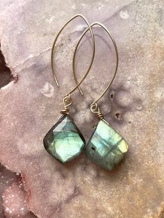 Beautifully handcrafted boho labradorite earrings on Sterling silver or 14k Gold filled - the colors of labradorite range from blue to green to mixed blue and green we make sure the pair is gorgeously flashy and matching! Any preference can be noted and we will do our best! Choose your finish from the drop down menu -- all stones will have a luxurious flash to them at all different angles in the sun. Drop length is about 2” Your labradorite earrings will come in a pink velvet bag Goddess Look, Aquarius Necklace, Pisces Necklace, Sunstone Jewelry, Raw Stone Necklace, Stick Earrings, Boho Crystal, Labradorite Earrings, Star Pendant Necklace