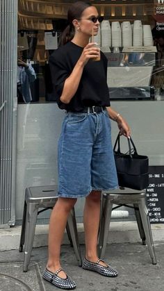 Bermuda Shorts Street Style, Long Black Shorts Outfit, Dark Blue Jean Shorts Outfit, Denim Jorts Outfit, Outfits Con Bermudas, Black Jorts Outfit Women’s, Summer 2025 Trends, Summer 2024 Outfits Trends, Summer Street Style 2024