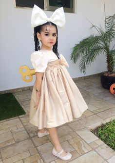 Last-Minute Halloween Costume Ideas - This Blue Dress Halloween Costume Couple, Diy Fantasia, Costume Carnaval, Baby Costumes Girl, Baby Kostüm, Doll Halloween Costume, Broken Doll, Gaun Fashion, Fantasias Halloween