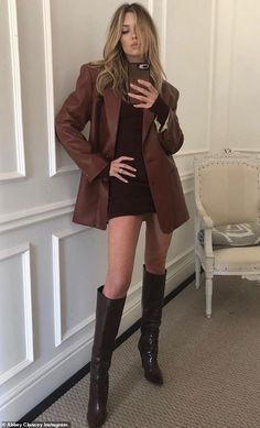 #OutfitInspo #FashionStyle #OOTD #StyleGoals #FashionTrends #WardrobeGoals #StreetStyle #FashionInspiration #ChicOutfits #LookBook #FashionAddict #StyleDiaries Brown Jumper Dress, Rok Midi, Sandal Tali, Abbey Clancy, Chique Outfit, Elegant Outfits, Shein Outfits