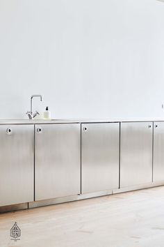 chrome fixture Stainless Steel Kitchen Cabinets, Nyc Loft, Loft Kitchen, Stainless Kitchen, Chrome Kitchen, Bespoke Kitchen, Aluminum Extrusion, Metal Kitchen, Chrome Handles