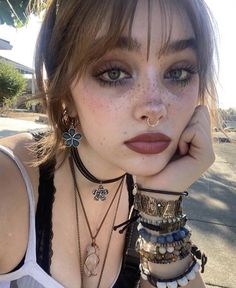 Makeup Looks Grunge Y2k, Natural 70s Makeup, Grunge Makeup Lips, Makeup Looks Casual, Hippie Makeup Looks 70s, Natural Alt Makeup, Hippie Goth Makeup, 70s Hippie Makeup, Grunge Y2k Makeup