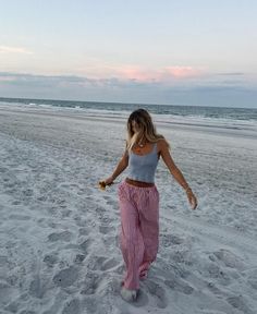 Summer outfit ideas, beach photoshoot, comfy outfits, striped boxer shorts pants, striped pants, gray tank, statement necklace, beach photo ideas, Instagram photo ideas Stripe Pants Outfit, Beach Girl Outfits, Outfit Verano, Florida Outfits, Outfit Inso, Beachy Outfits, Hawaii Outfits, Beach Fits, Estilo Hippie