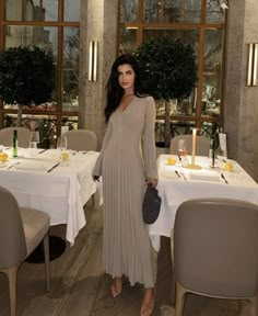 Night Dinner Outfit, Minimalistic Outfits, Rich Clothes, Modest Evening Dress, Knit Gown, Elegant Outfit Classy, Mode Zara, Dinner Dress Classy, Fall Attire