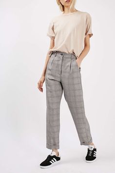 Carousel Image 1 Peg Trousers Outfit, Checked Trousers Outfit, Pegged Trousers, Baggy Jeans Outfit, Peg Trousers, Trousers Outfit, Trouser Outfit, Pant Trends, Checked Trousers