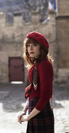 Outfit With Beret, French Inspired Outfits, How To Wear A Beret, Parisian Chic Style, Outfit Chic, Paris Mode, Retro Mode