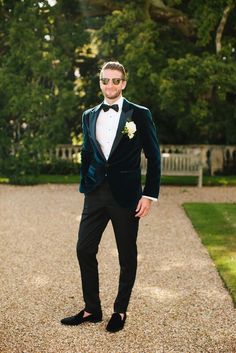 Velvet Tuxedo Men, Velvet Tuxedo Wedding, Velvet Tuxedo For Men, Prom Boys Outfit, Mens Suit Colors, Velvet Suit Jacket, Green Wedding Suit, Vowel Renewal, Mens Casual Suits