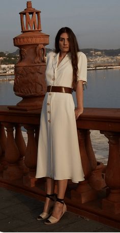 The best shirt dress outfit for women & t shirt fashion | LONG AND WHITE WITH BELT - Looking for the perfect office dress shirt outfit to wear for summer? These shirt dress outfits and styles shirt are perfect to wear for warm weather. Find the best casual and chic dress shirt outfits for women that are, comfortable, and also the best fashionable t shirts summer outfits for women. #shirtdressoutfit #shirtdress #tshirtstyle #styleshirt #summeroutfits Shirt Dress Outfit, Heritage Fashion, Silk Midi Dress, Spanish Style, 가을 패션, Classic Outfits, Mode Inspiration, Looks Vintage, Parisian Style