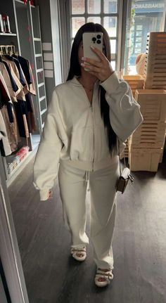 Schatzis lasst liebe da 💗🎀 #romantik # Romantik # amreading # books # wattpad Cool Sweatpants, Sweatpants Outfit Ideas, Mode Ulzzang, Sweatpants Outfits, Look Zara, Cozy Sweatpants, Baggy Sweatpants, Skandinavian Fashion