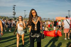 Street style Coachella 2017 © Condé Nast Internacional Summer Hippie Outfits, Coachella Looks, All White Sneakers, Mini Denim Shorts, Festival Inspiration