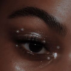 Beyoncé Concert Makeup, Silver Gem Makeup, Eye Jewel Makeup Rhinestones, Jewel Eye Makeup Rhinestones, Gem Makeup Rhinestones, Eye Gem Makeup, Disco Makeup Look, Nye Eye Makeup Looks, Eye Makeup Jewels