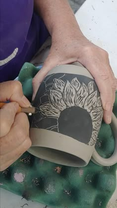 Video showing me etch a sunflower onto a wheel thrown pottery mug Cute Mugs Pottery, Pottery Scraffito Patterns, Scrafitto Pottery, Scraffito Designs Simple, Wheel Thrown Mugs, Carving Clay, Carving Pottery, Thrown Mugs, Pottery Carving