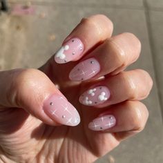 Simple Pink Disney Nails, Cute Disney Nails Acrylic Simple, Simple Disney Manicure, Chrome Mickey Nails, Red And White Disney Nails, Lowkey Disney Nails, Girly Disney Nails, Disney Nails Oval, Light Pink Disney Nails