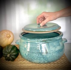 Ceramic Dutch Oven, Ceramic Casserole Dish, Ceramic Casserole, Pot Ceramic, Rustic Centerpieces, Ceramics Pottery Art, Ceramic Pots, Ceramics Ideas Pottery, Cooking Pot