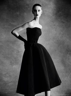 Patrick Demarchelier pour Christian Dior #dior Vintage Dior Black Dress, Dior Silhouette, Dior New Look, 50's Fashion, Jacques Fath, Baby Dior, Patrick Demarchelier, Collection Couture