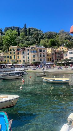 many boats are in the water near some buildings