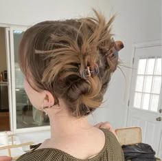 A Messy Bun, Hair Arrange, Hair Inspo Color, 가을 패션, Aesthetic Hair