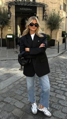 Elevate your city style with this elegant and casual outfit inspiration! A black oversized blazer paired with straight-leg denim and white Sambas, complemented by a Bottega Veneta bag, creates the perfect look for urban sophistication. Effortlessly stylish and perfect for any city outing. Pin now for your next fashion inspiration! #CityChic #ElegantOutfit #CasualStyle #WomensFashion #FashionInspo Looks Adidas, 00s Mode, Adidas Samba Outfit, Samba Outfit, Looks Jeans, Fest Outfits, Looks Pinterest, Corporate Outfits, Looks Street Style