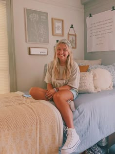 Girls Dorm Room Aesthetic, Scandinavian Dorm Room, Boho Dorm Ideas, Granola Dorm Room Aesthetic, Simplistic Dorm Room Ideas, Boho Dorm Room Decor Ideas, Dorm Room Ideas Colorful, Bright Dorm Room Ideas, College Dorm Room Ideas Cozy