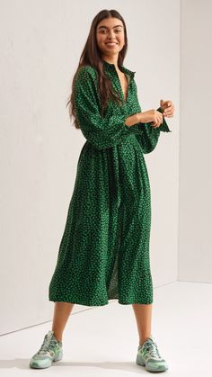 Rainy Day Dress Outfit, Green Dress Outfit, Flowy Dresses, Fashion Tops Blouse, Fashion Attire, All Black Outfit, Urban Outfits, Elegant Outfit