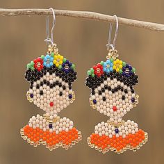 Wearing a floral crown in her hair the portrait of Mexico's most famous artist Frida Kahlo is immediately recognizable in this pair of dangle earrings. Mexican artisan Adriana Trejo designs these earrings crafted by hand from beads of petite glass in the style of Huichol handicrafts. Frida wears an orange blouse. Beaded Projects, Seed Bead Bracelet Patterns, Beaded Chandelier Earrings, Beaded Necklace Patterns, Beaded Earrings Tutorials, Beaded Bracelets Tutorial, Seed Bead Patterns, Seed Bead Tutorial, Beaded Earrings Patterns