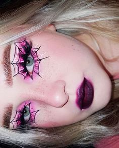 Halloween Inspired Makeup Looks, Halloween Theme Makeup, Halloween Liner Makeup, Easy Halloween Make Up Look, Halloween Eyeshadow Makeup, Cool Makeup Looks Creative Halloween, Halloween Makeup For Work, Pink Halloween Makeup, Halloween Makeup Glam