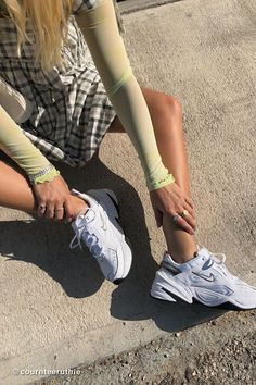 Best White Sneakers, Sneaker Outfits, Sneaker Trend, Urban Outfitters Shoes, Streetwear Mode, Dad Sneakers, Shoes Sneakers Nike, Tomboy Outfits