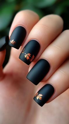 Black Nail Color Designs, Black Nails With Leaves, Autumn Nails With Leaves, Bookish Nails Book Lovers, Fall Nail Designs Black, Black Fall Nail Ideas, Leaf Nail Ideas, Matte Black And Gold Nails, Fall Leaves Nail Designs