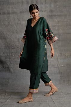 Buy Green Flax Cotton Embroidered Floral V Neck Gauhar Kaftan And Pant Set For Women by Bo tree Online at Aza Fashions. Chanderi Suits Design, Draped Shirt, Stylish Kurtis Design, Traditional Suit, Kaftan Designs, Kurti Designs Latest, Navy Blue Shirts, Silk Outfit