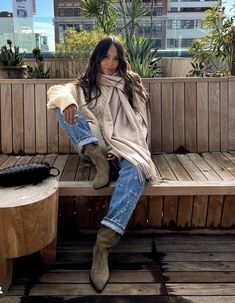 Winter In La, Sincerely Jules Style, Influencer Outfit, Hippie Mama, Minimalist Fashion Outfits, Julie Sarinana, Out Of My Comfort Zone, Boho Clothes, Sincerely Jules