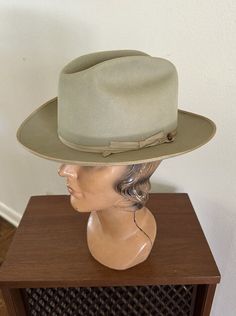 For your consideration Original vintage 1960s era Stetson 3x Beaver Silverbelly Open Road cowboy western hat Grosgrain headband Brown leather sweatband Wind Cord Marked size 7 Inventory tag .. original price $10.95 Color: Silverbelly Made in USA Great hat in pre-owned condition .. shows age / patina'd soiling spot on inner liner .. maybe faint spoiling from age and wear and handling on crown and brim .. moth nips .. the sweatband is supple Shown on vintage size small lady mannequin head .. NFS 2 Retro Wide Brim Hat For Country Events, Vintage Fedora With Short Brim For Western-themed Events, Vintage Short Brim Fedora For Western-themed Events, Vintage Fitted Fedora With Flat Brim, Vintage Fitted Fedora With Brim, Adjustable Vintage Fedora With Flat Brim, Vintage Adjustable Wide Brim Hat, Vintage High Crown Top Hat For Rodeo, Retro Adjustable Fedora Hat Band