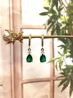 ** For any urgent enquiry, please wts +852 6218 7970 ** ♥Product Details♥ - Vintage Emerald Green Jewel Teardrop Huggie Hoop Earrings - Huggies size 12mm x 14mm - High quality 14K gold plated huggies - High quality glass bead jewel  - SOLD BY A PAIR - Color may vary batch by batch or due to lighting ♥Materials♥ - All the raw material selected is high-quality - All the earrings are hypo-allergenic & nickel free ♥Shipping♥ Ready to ship from 1-3 business days. <> Please kindly leave your contact p Gold Teardrop Earrings With Emerald, Vintage Style Emerald Drop Earrings, Green Emerald Teardrop Earrings, Elegant Green Teardrop Earring (single), Elegant Pear-shaped Emerald Earrings, Emerald Drop Earrings, Earrings Huggies, Emerald Green Earrings, Beaded Jewels