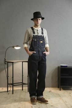 Great look, maybe a different hat. Vintage Outfits For Men, Wearing Overalls, Men's Street Style Photography, Vintage Men Style, Amish Style, Vintage Outfits Men, Mens Fashion Work, Mens Overalls